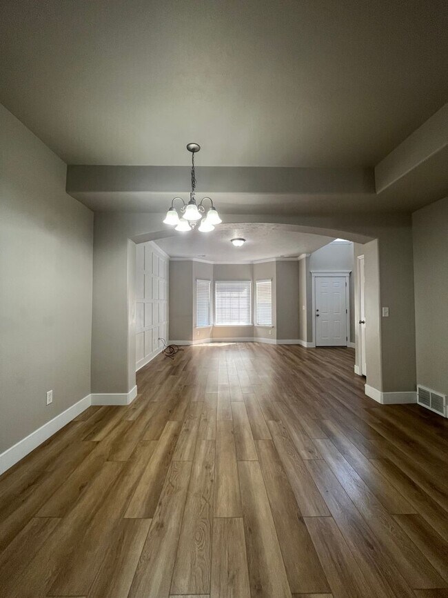Building Photo - 3 Bedroom/2.5 Bathroom Townhome in Riverton