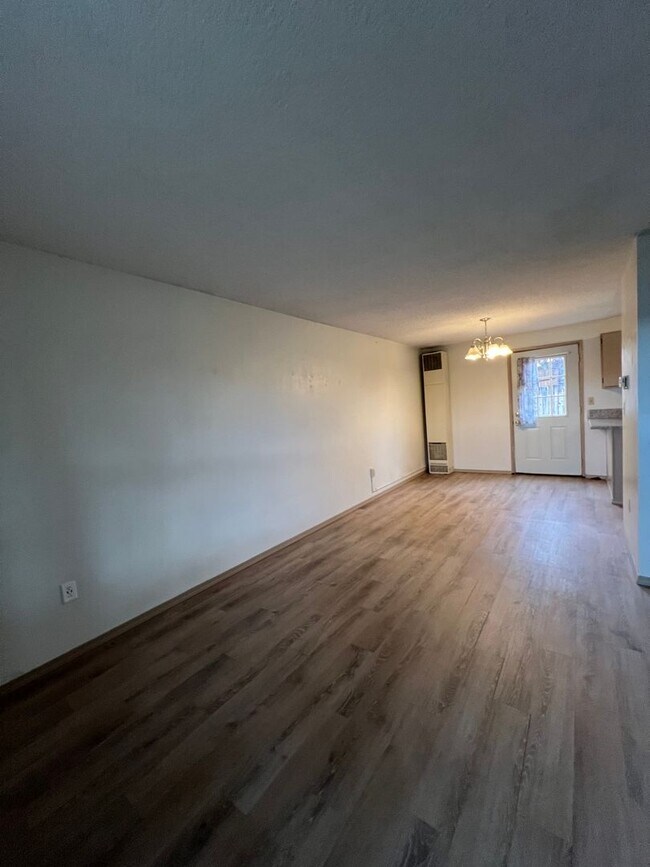 Foto del edificio - 2 Bedroom, 1.5 Bathroom - Upstairs/Downsta...