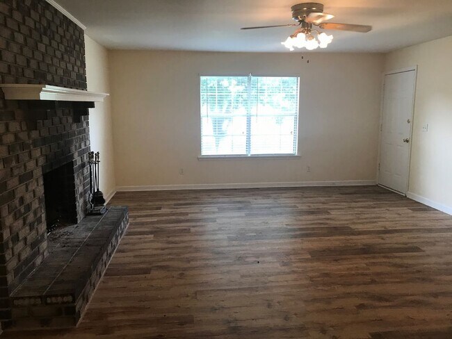 Building Photo - 417 Lilly Ln