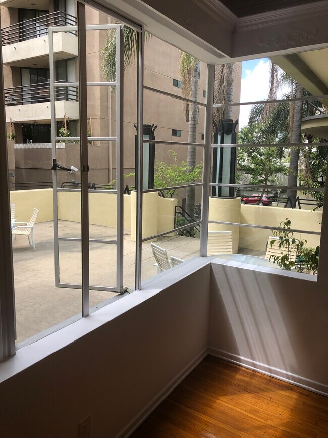 Foto del edificio - 520-522 N Rossmore Ave