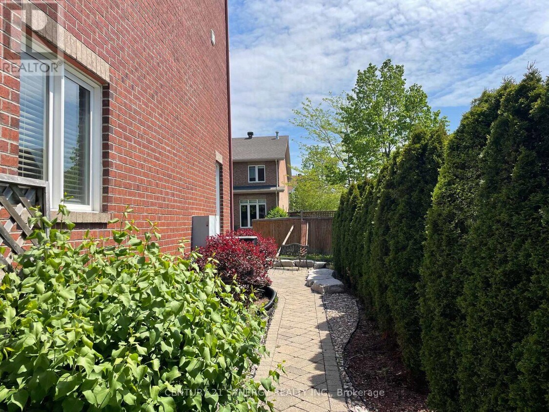 Building Photo - 240 Freedom Private