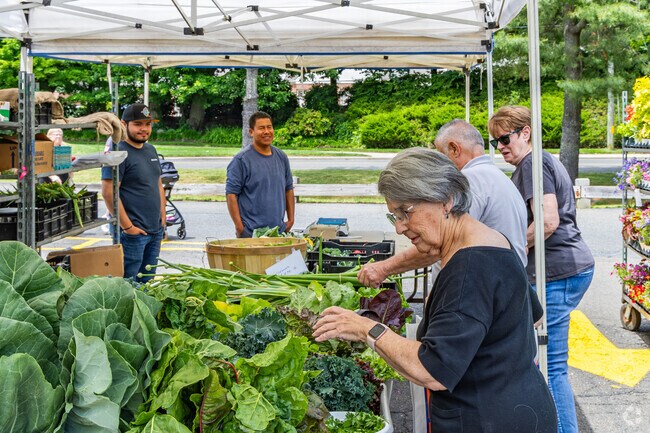 Darien Farmers Market in Downtown Darien features top-quality local produce.
