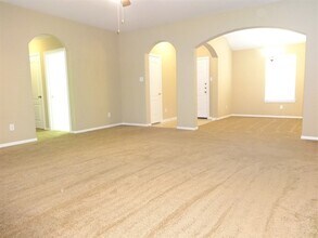 Building Photo - 28606 Lockeridge Farms Dr