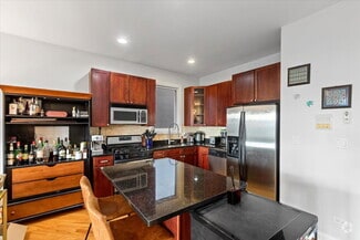 Building Photo - 921 N Damen Ave