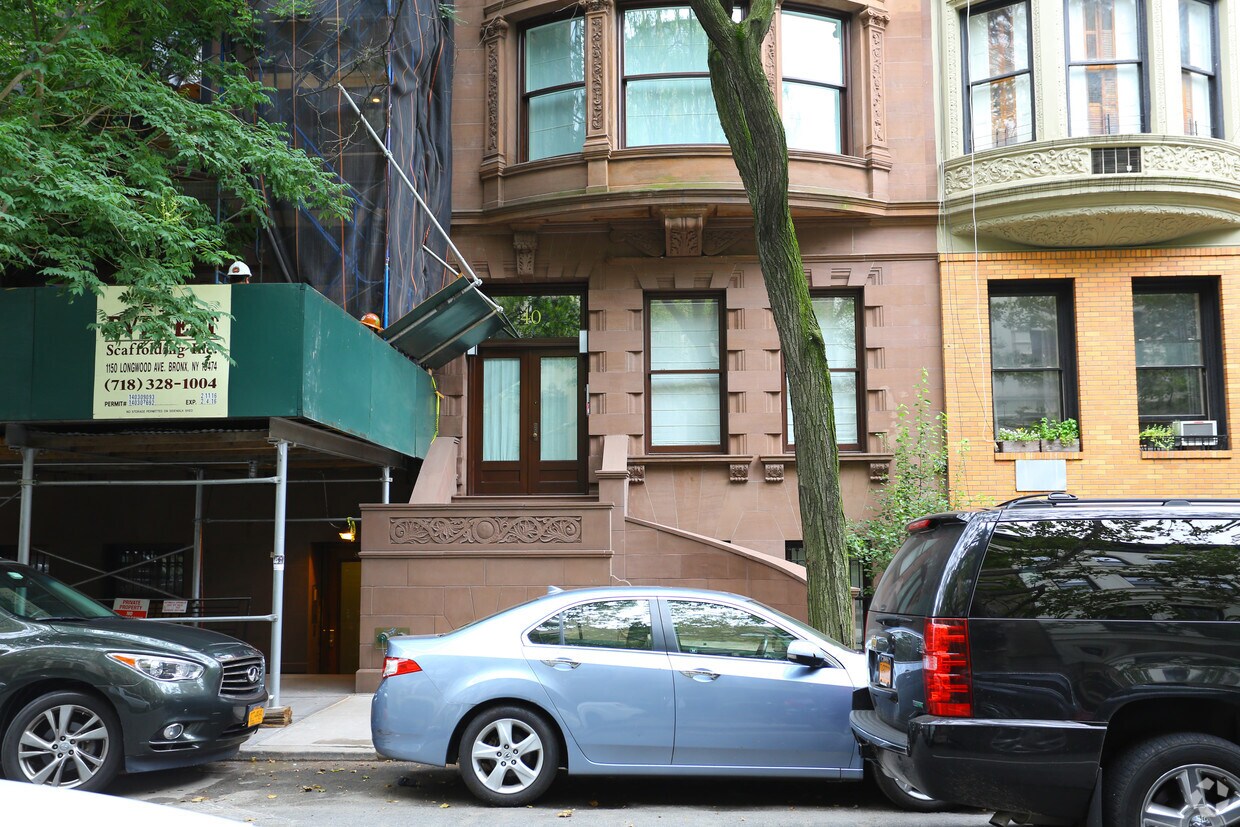 Building Photo - 40 W 69th St