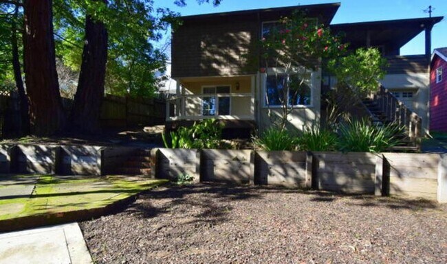 Building Photo - NEW LISTING! CHARMING VINTAGE WEST C.M. 2B...