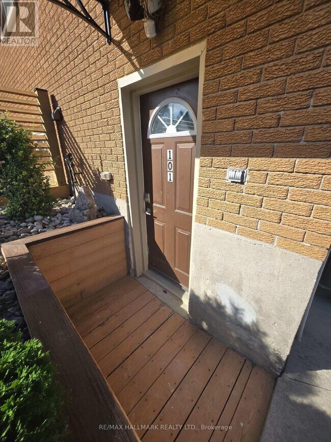 Building Photo - 18 Summerside Crescent