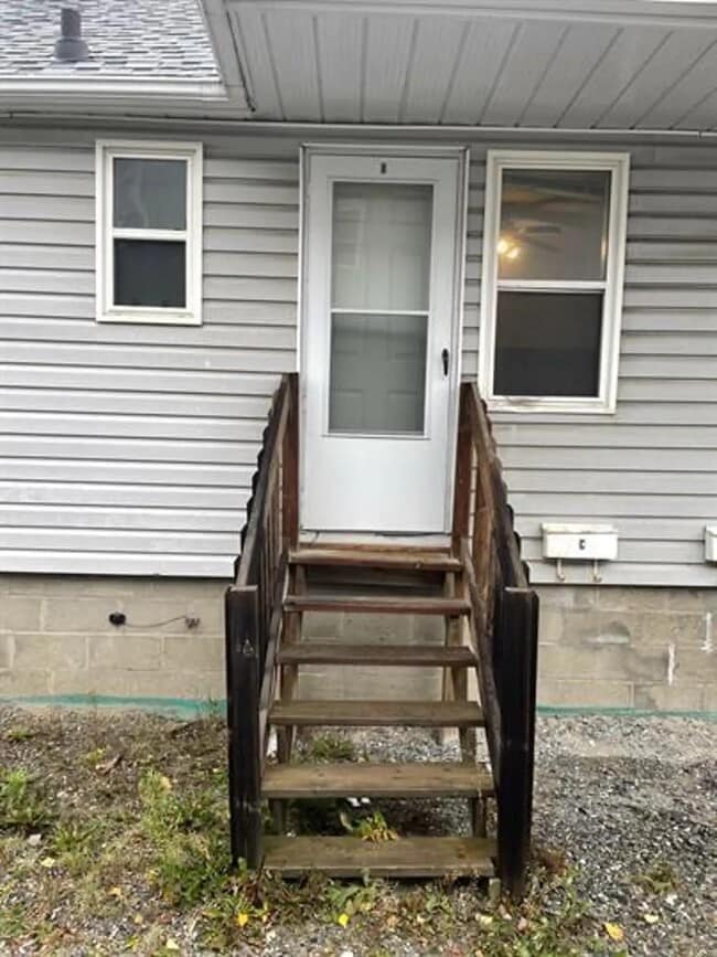 Building Photo - 39 Maple St N