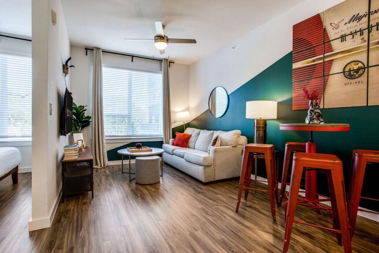 Foto principal - 2435 E Riverside Dr