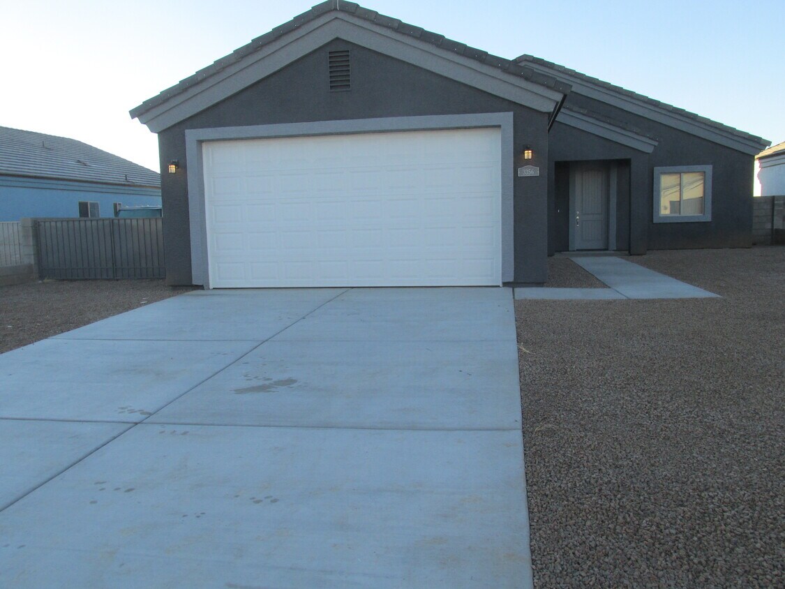 Primary Photo - 3356 El Tovar Ave