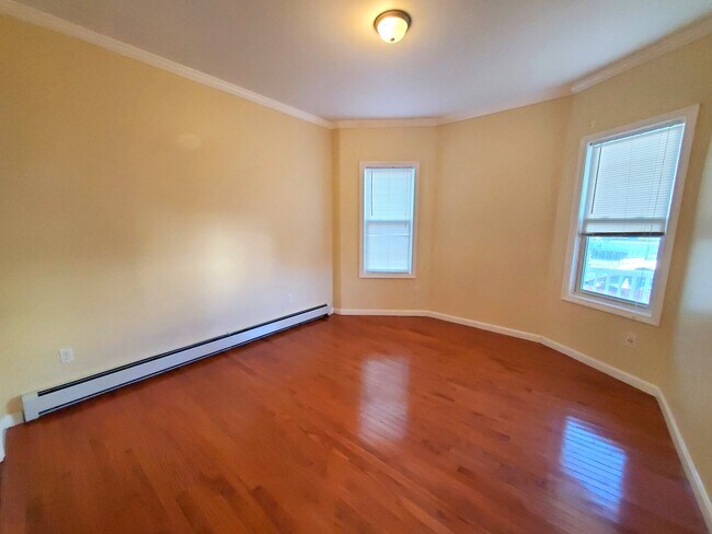 Building Photo - 64 Dehon St
