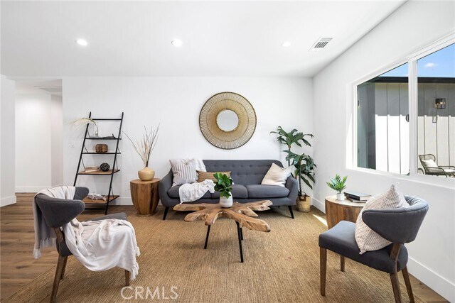 Foto del edificio - 5751 Tobias Ave