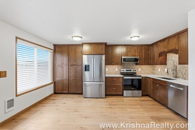 Foto del edificio - Modern 3 BD | 2.5 BA | 1,476 SF | 1-Car Garage | Solar Panels | Mountain View Community