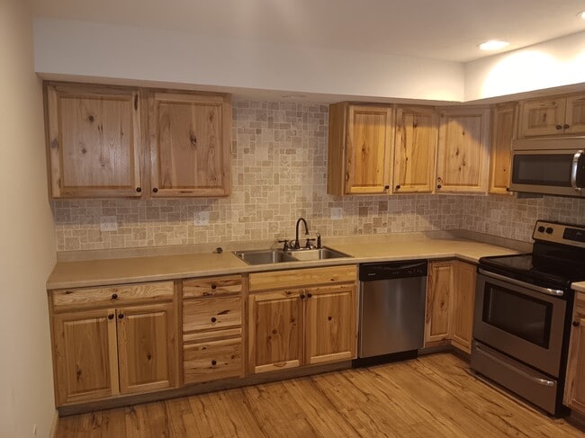 Building Photo - 809 Island View Dr