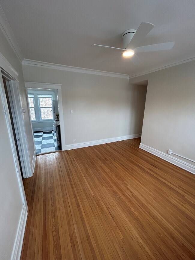 Sala de estar - 715 W Hillgrove Ave