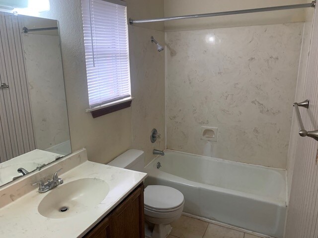 Full bath upstairs - 2802 Treasure Hills Blvd