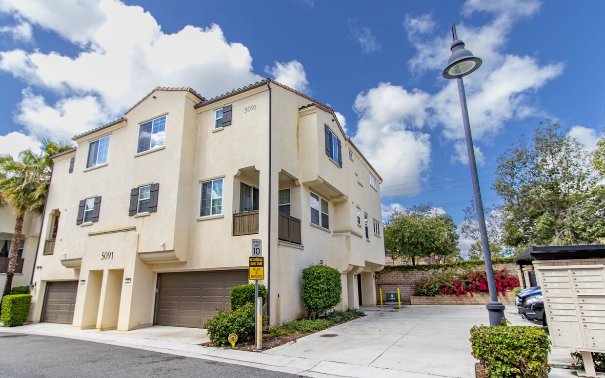 Foto principal - Spacious 3 bedroom 3 bath Townhouse with s...