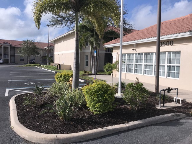 Foto del edificio - 8423 Bernwood Cove Loop