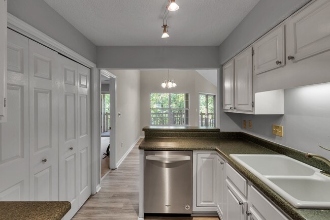 Building Photo - 5009 Sharon Rd