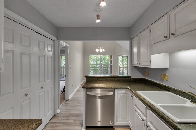 Foto del edificio - 5009 Sharon Rd