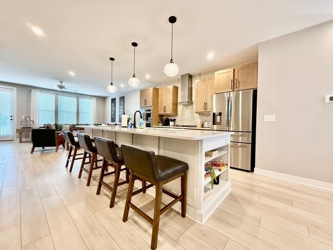 Building Photo - Central, luxury townhome in the heart of L...