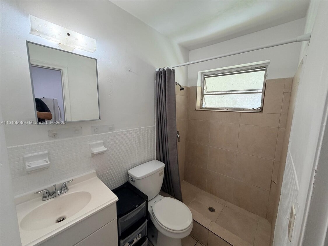 Building Photo - 717 NE 1st St