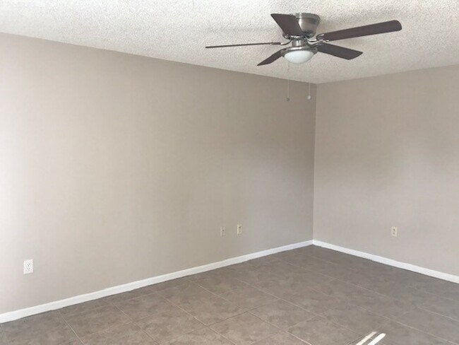 Foto del edificio - Updated duplex tile throughout