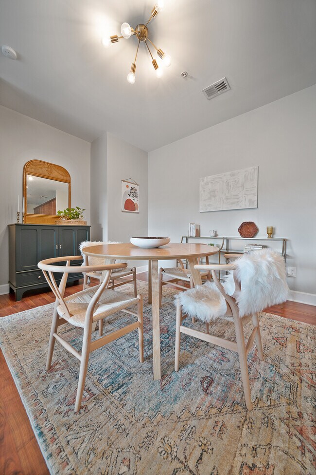Foto del edificio - 8231 Lenox Creekside Dr