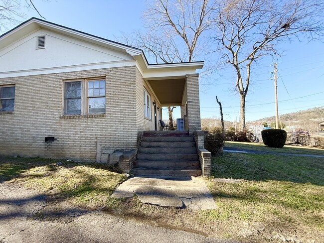 Building Photo - 834 Malvern Ave