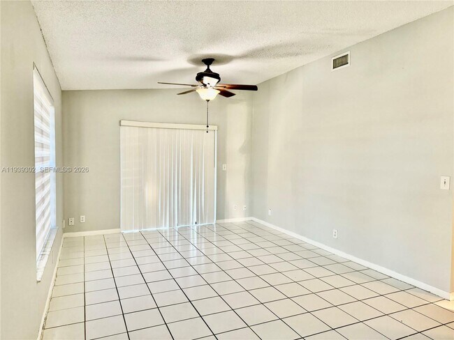 Foto del edificio - 631 Cypress Lake Blvd