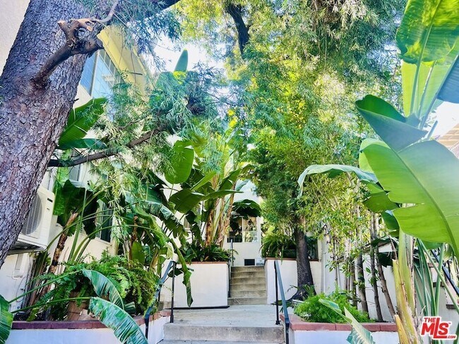 Foto del edificio - 2401 Beachwood Dr