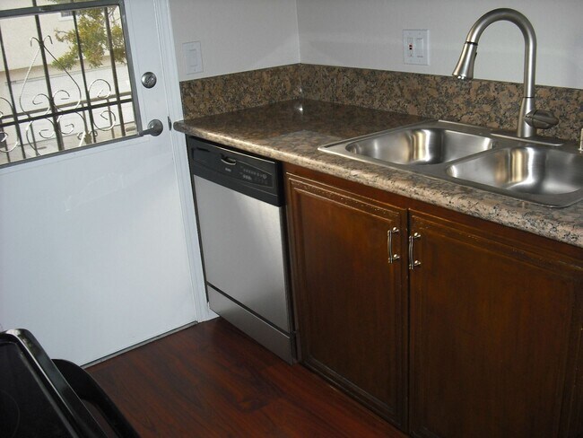 Foto del edificio - 2631 Anchor Ave