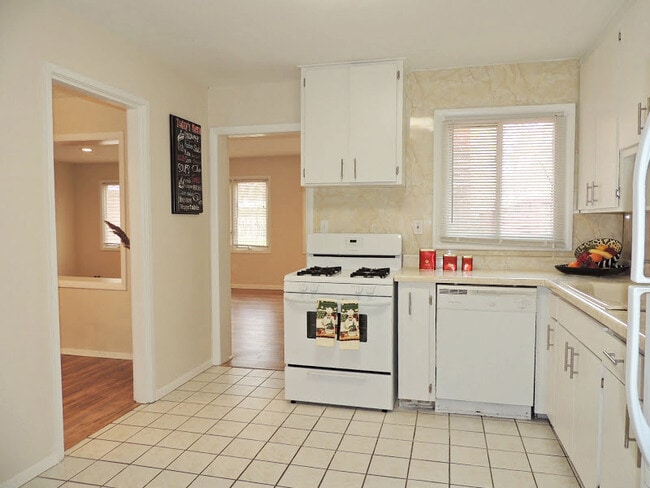 Building Photo - Magnificently Renovated 3 Bed - 2 Bath Euc...
