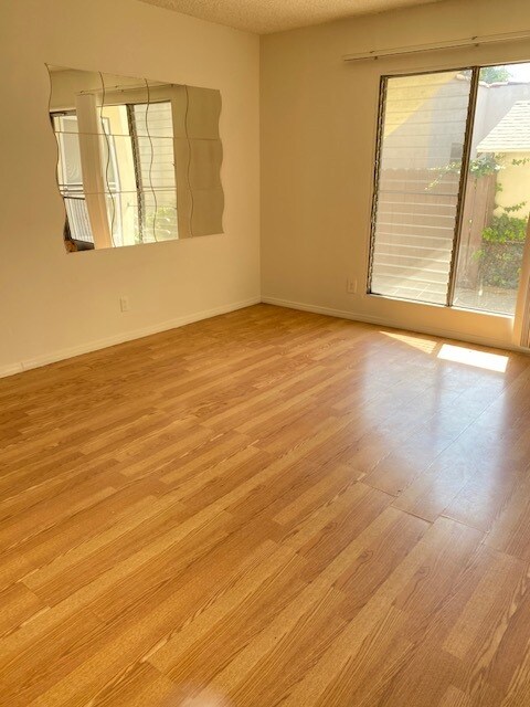 Living Room - 1607 N Harvard Blvd