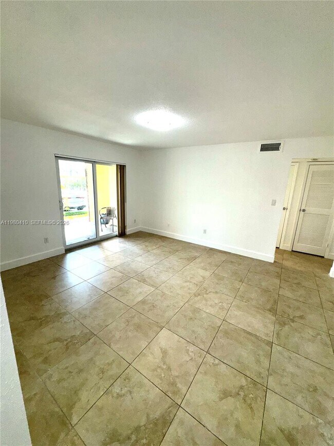 Building Photo - 2950 N Palm Aire Dr