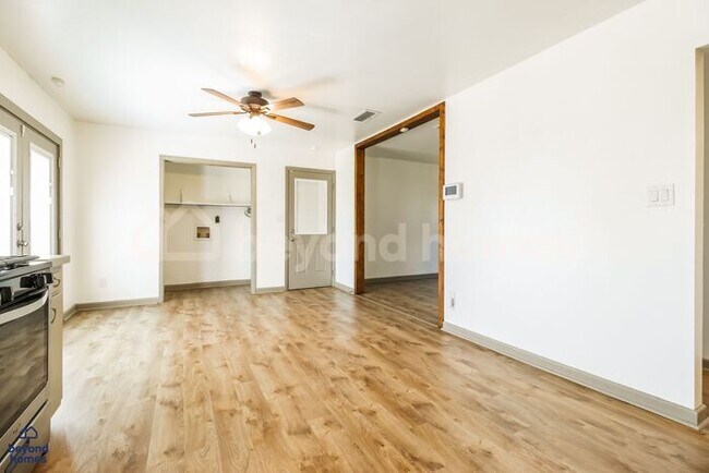 Foto del edificio - Beautiful lake views with this renovated 4 bedroom / 1.5 bath home with almost 1,379 sq feet of s...