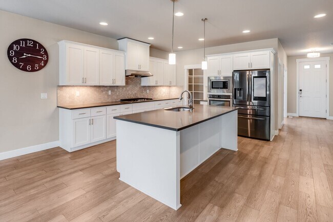Building Photo - Beautiful 4 Bed, 3 Bath Rental Home in She...