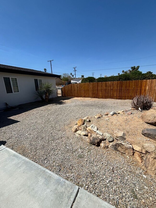 Building Photo - Beautiful 3 bedroom 2 bath home in Joshua ...