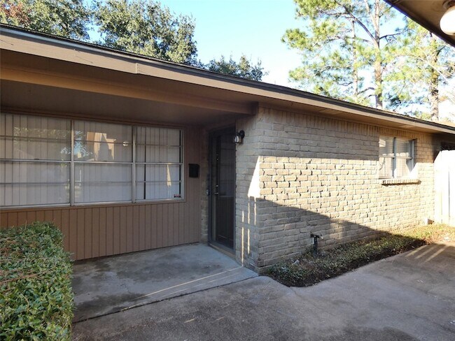 Building Photo - 610 Golfview Dr