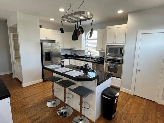 Building Photo - 10801 Greenwillow St
