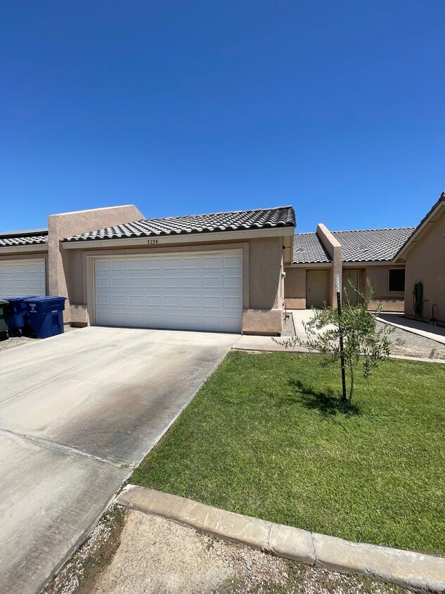 Foto principal - 3 Bedroom Townhome in Desert Sky!