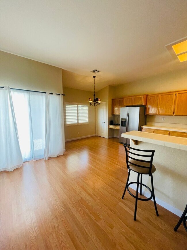 Foto del edificio - Gorgeous Single Story 3bed/2 bath in West Sac