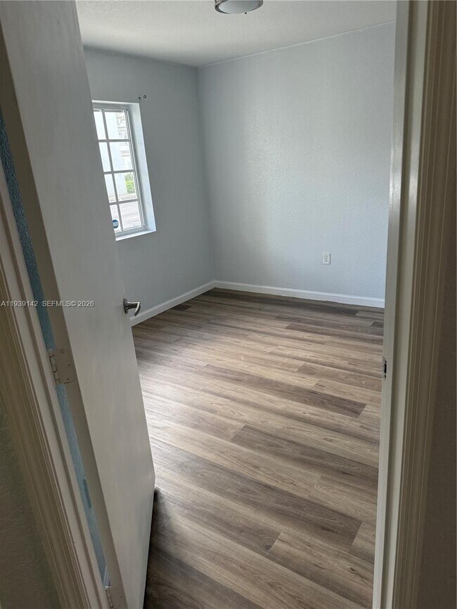 Foto del edificio - 582 SW 2nd Pl