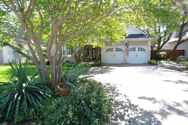 Building Photo - Magnificent 3 Bedroom, 2 Bath Home in Hunt...