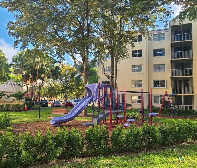 Foto del edificio - 8245 Lake Dr
