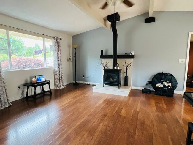 Building Photo - Beautiful yard, 3 bedroom 1 bath rambler i...