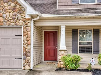 Building Photo - 215 Mossy Bank Dr