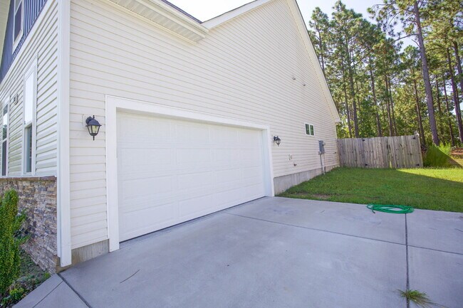 Building Photo - 3-Bed, 3-Bath plus BONUS & DEN/STUDY Aberd...