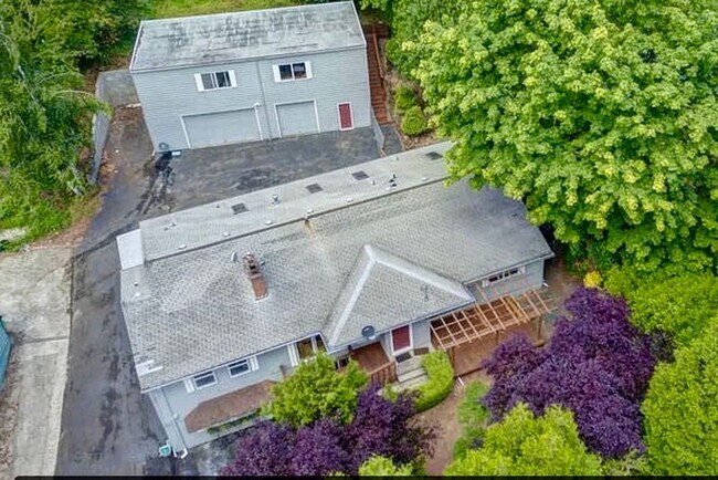 Building Photo - 9938 SW Terwilliger Blvd