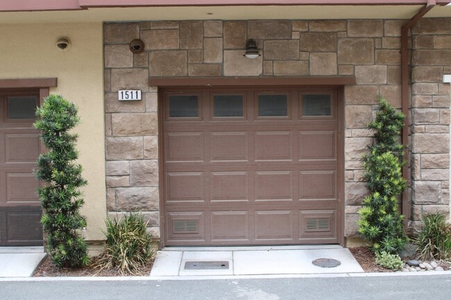 Building Photo - Beautiful 3 Bed, 3 Bath Condo in Perfect M...